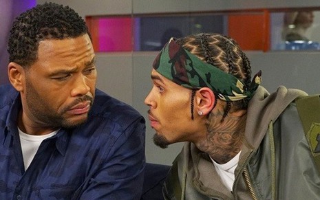 O ator Anthony Anderson (à esq.) com o rapper Chris Brown em cena de Blackish - Divulgação/ABC
