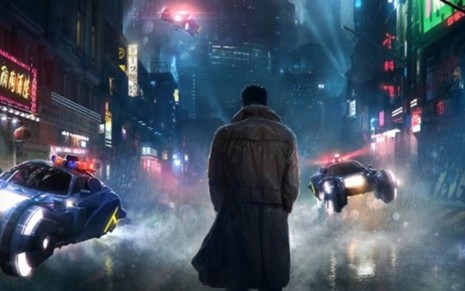 Ryan Gosling (de costas) em cena de Blade Runner 2049: clima futurista até nos bastidores - Fotos: Divulgação/Warner Bros.