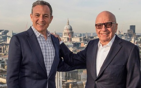 Os executivos Bob Iger (Disney) e Rupert Murdoch (21st Century Fox) juntos em imagem do ano passado - Divulgação/Disney