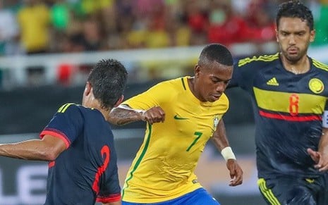 Robinho dribla dois atletas colombianos em jogo amistoso do Brasil, realizado em janeiro  - Ricardo Stuckert/CBF