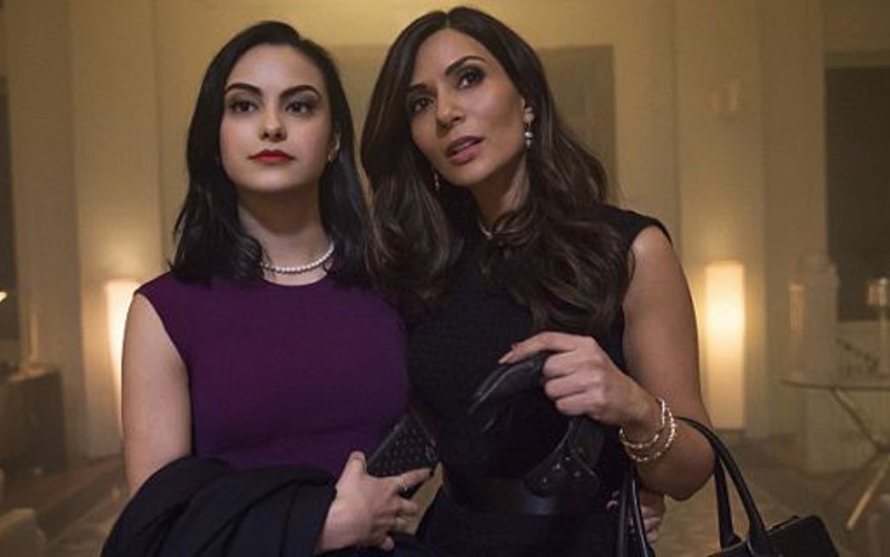 Camila Mendes (à esquerda) com Marisol Nichols, que interpreta sua mãe em Riverdale - Divulgação/The CW