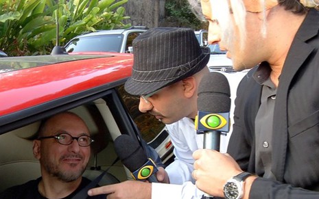 Dentro de seu carro, Britto Jr. conversa com Daniel Peixoto e Rodrigo Scarpa - 