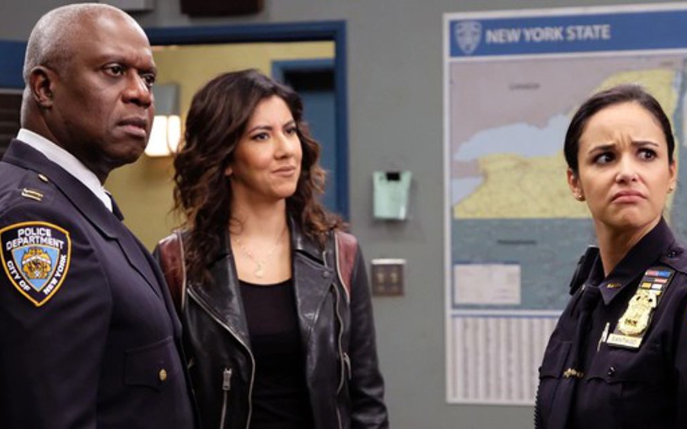 Andre Braugher, Stephanie Diaz e Melissa Fumero em episódio da sexta temporada de Brooklyn Nine-Nine - Divulgação/NBC