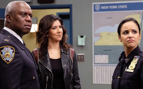 Andre Braugher, Stephanie Diaz e Melissa Fumero em episódio da sexta temporada de Brooklyn Nine-Nine - Divulgação/NBC