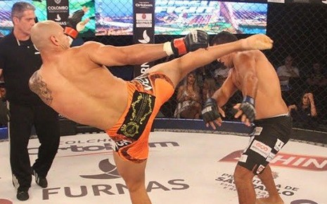 O lutador Bruno Cappelozza desfere golpe em Sandro Apaga Luz no Jungle Fight 82 - Divulgação/Jungle Fight