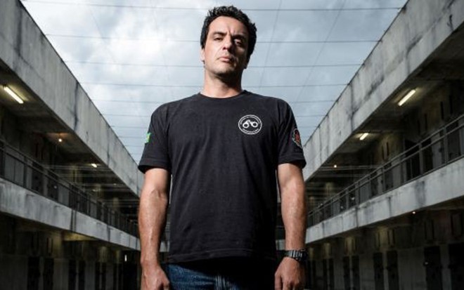 Rodrigo Lombardi interpreta Adriano, o protagonista de Carcereiros: ousadia no Globo Play - Ramon Vasconcelos/TV Globo
