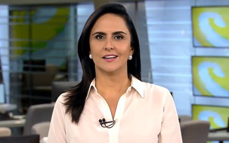 Apresentadora Carla Cecato na bancada do Fala Brasil, telejornal matutino da Record