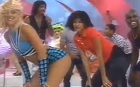 Taís Araujo dançando entre Carla Perez e Jacaré, ex-bailarinos do É o Tchan, em participação no Domingo Legal - REPRODUÇÃO/YOUTUBE