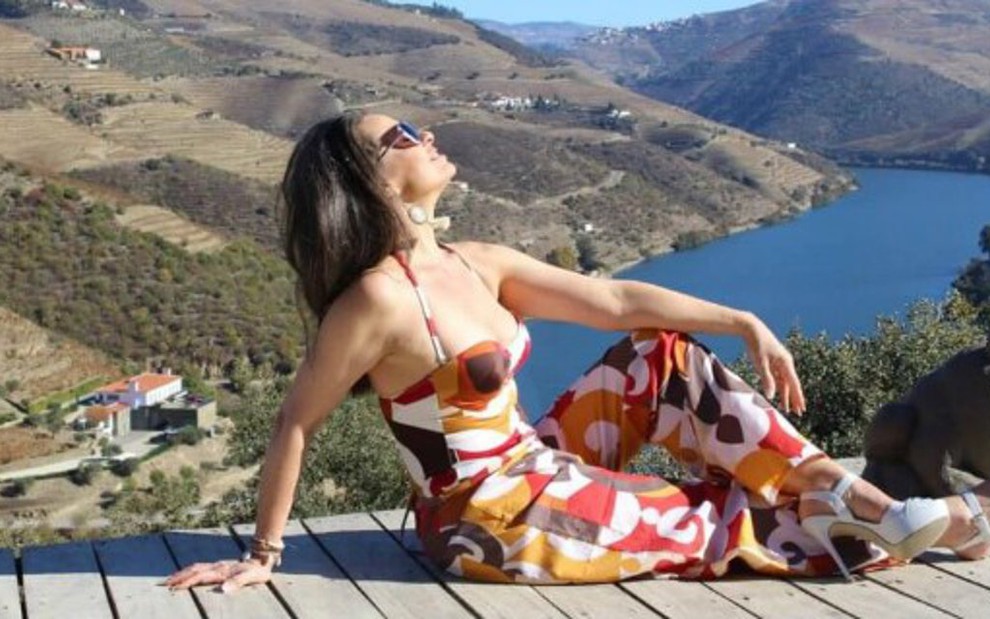 Carla Vilhena exibe o look do dia durante viagem a Portugal em post publicado em novembro - Reprodução/Carlavilhena.com.br