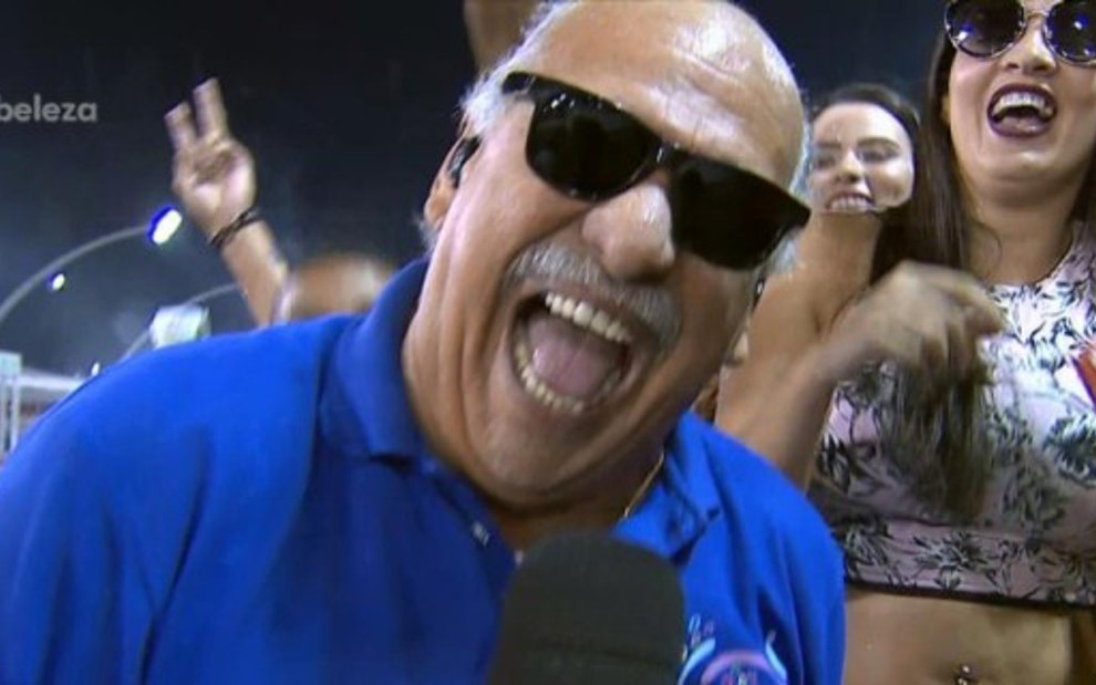 O repórter Márcio Canuto usa óculos escuros para parecer descontraído no Carnaval da Globo - Reprodução/TV Globo