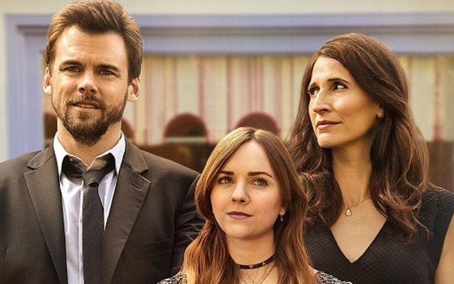 Os atores Tommy Dewey, Tara Lynne Barr e Michaela Watkins em imagem da série Casual - Divulgação/Hulu