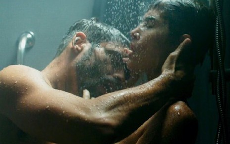 Cauã Reymond e Maria Casadevall em cena tórrida de sexo na série Ilha de Ferro, no Globoplay - FOTOS: REPRODUÇÃO/TV GLOBO
