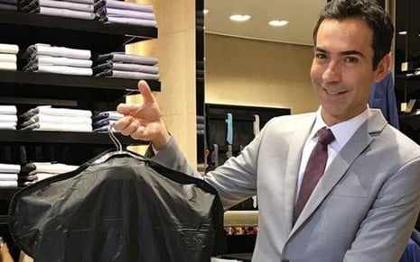 César Tralli exibe terno de Ricardo Almeida no Instagram; nome do estilista foi apagado - Fotos: Reprodução/Instagram