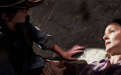 Chandler Riggs e Sarah Wayne Callies em cena emocionante de The Walking Dead - Divulgação/AMC