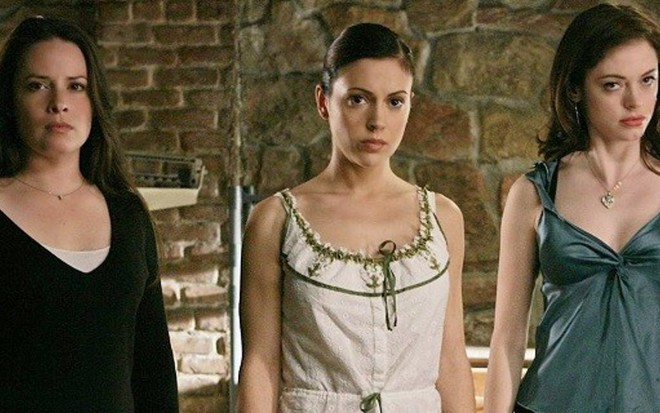 Holly Marie Combs (à esq.), Alyssa Milano e Rose McGowan na série Charmed - Divulgação/The WB