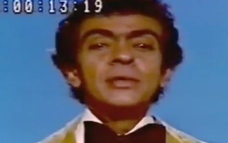 Chico Anysio conta piada no Fantástico, em 1974; humorista estreou com stand up na TV em 1971 - Reprodução/TV Globo