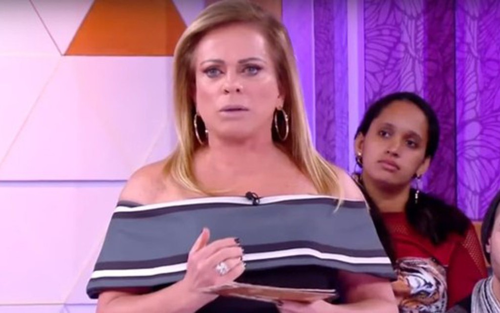 Christina Rocha à frente do Casos de Família; programa pode sair do ar devido ao desgaste do formato - REPRODUÇÃO/SBT