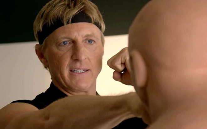 O ator William Zabka, o eterno carateca Johnny Lawrence, na primeira temporada da série Cobra Kai - Imagens: Reprodução/YouTube