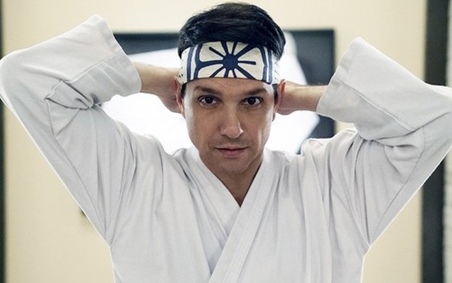 Ralph Macchio, o eterno Daniel-san, em cena da série Cobra Kai, continuação da franquia Karatê Kid - Imagens: Divulgação/YouTube Premium