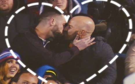 Homens se beijam em jogo da NFL, em campanha publicitária que concorre ao Emmy - Reprodução/Ad Council