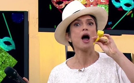 Sandra Annenberg brinca como foliã no cenário carnavalesco do Como Será? - Reprodução/TV Globo