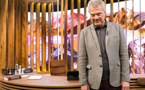 Pedro Bial posa no cenário do novo programa: com senso de humor, sem ritmo para dança - Imagens: Ramon Vasconcelos/TV Globo