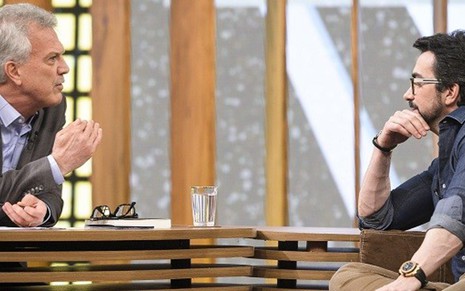 Bial (à esq.) entrevista padre Fábio de Melo no Conversa exibido na madrugada de hoje (17) - Ramon Vasconcelos/TV Globo