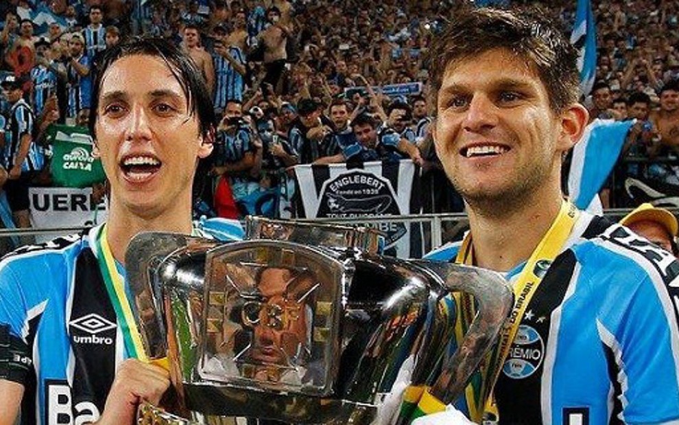 Os jogadores Pedro Geromel e Walter Kannemann seguram taça da Copa do Brasil de 2016 - Divulgação/Grêmio