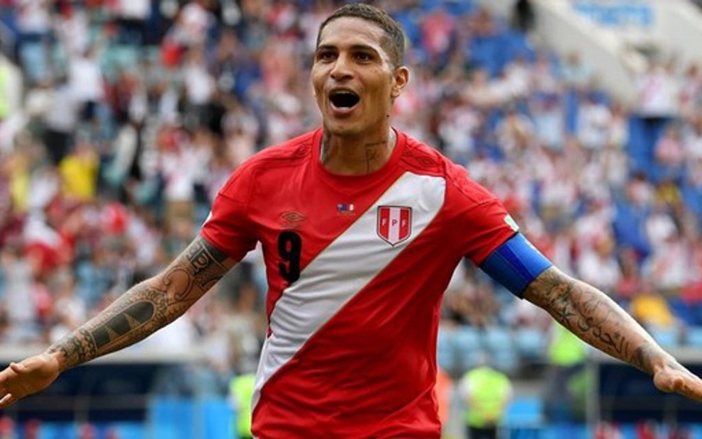 Paolo Guerrero comemora gol do Peru em jogo contra a Austrália: seleção foi eliminada da Copa - DIVULGAÇÃO/FIFA
