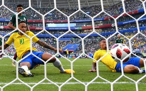 Neymar e Gabriel Jesus durante o primeiro gol da vitória do Brasil sobre o México - DIVULGAÇÃO/FIFA