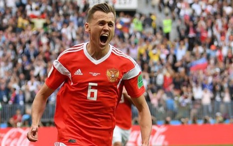 O atacante russo Denis Cheryshev comemora um de seus gols na partida contra a Árabia Saudita - DIVULGAÇÃO/FIFA