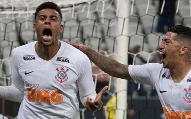 O atacante Gustavo (à esq.) comemora gol do Corinthians, ao lado de Ralf, em empate contra o Racing - DIVULGAÇÃO/CORINTHIANS
