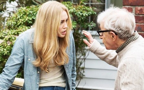 A atriz e cantora Miley Cyrus interage com Woody Allen em cena de Crisis in Six Scenes - Fotos: Divulgação/Amazon
