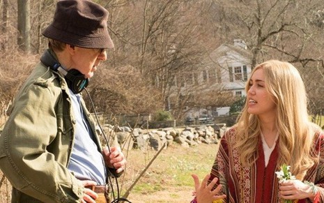 O cineasta Woody Allen com Miley Cyrus nos bastidores de Crisis in Six Scenes - Divulgação/Amazon