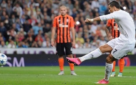 O atacante Cristiano Ronaldo marca gol de pênalti em partida da Liga dos Campeões de 2015 - Divulgação/UEFA