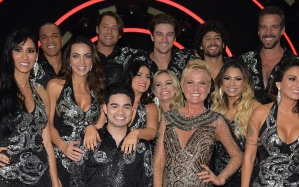 Xuxa posa com o elenco da segunda temporada do Dancing Brasil: experiências prévias - Blad Meneghel/RecordTV