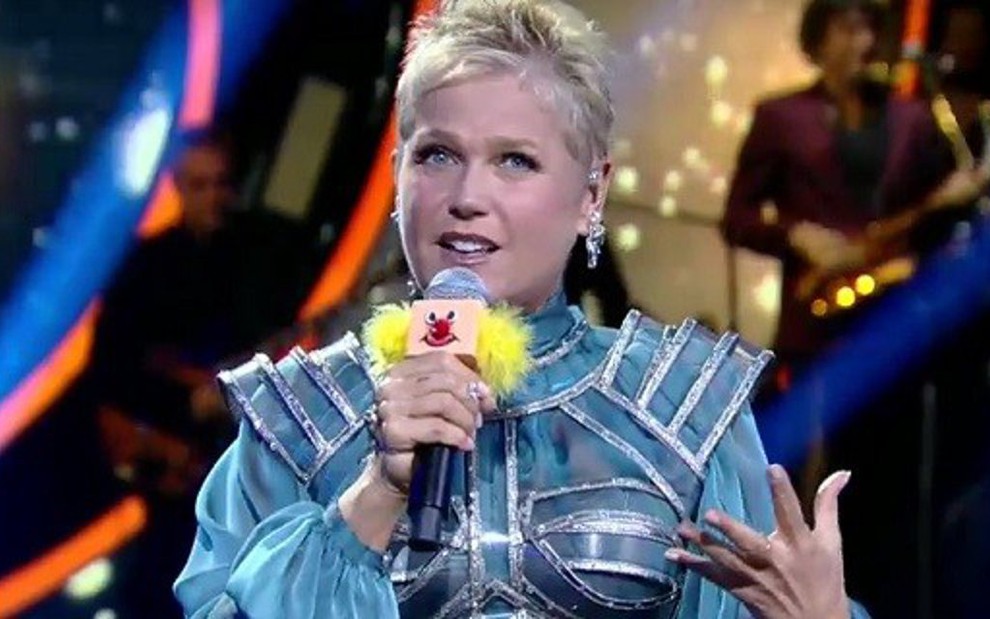 Xuxa com microfone dos tempos de Xou da Xuxa no Dancing Brasil de segunda (15): nostalgia - Reprodução/Record TV