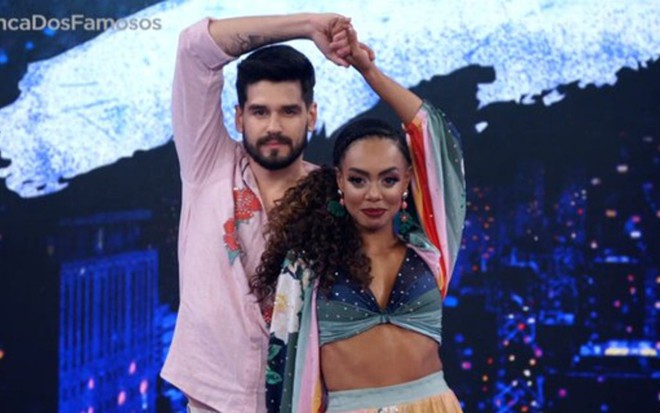 Fas Ficam Zangados Com Carol Nakamura E Dandara Mergulha Na Famosa Danca Tv News