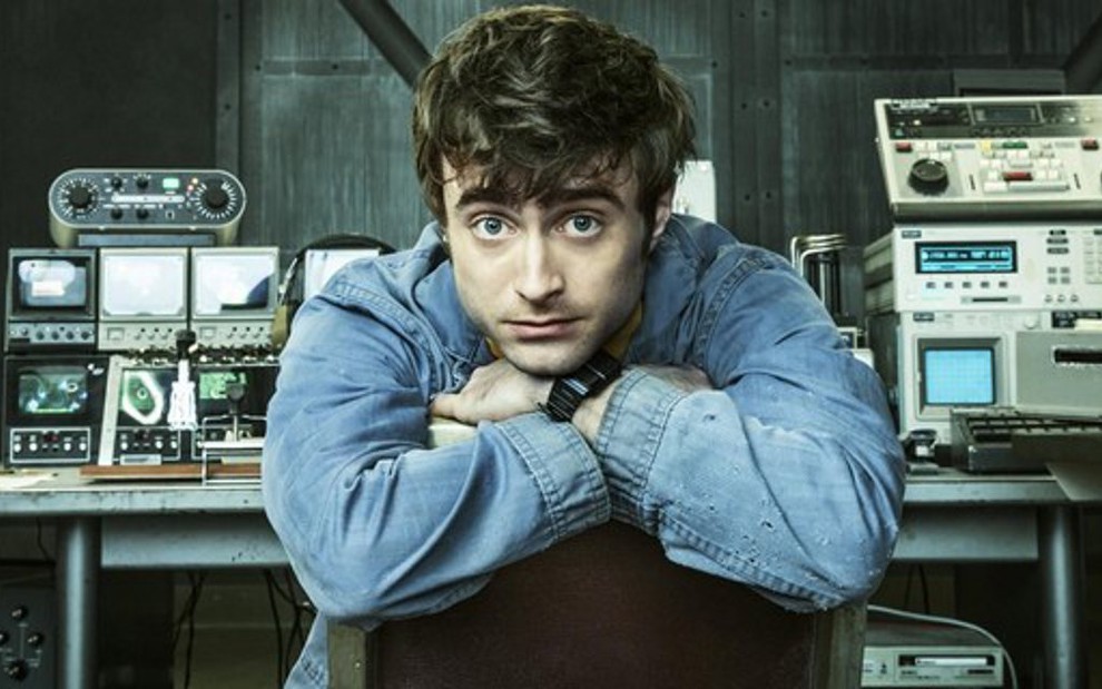 O ator Daniel Radcliffe em cenário da comédia Miracle Workers; eterno Harry Potter fará série na Netflix - Divulgação/TBS