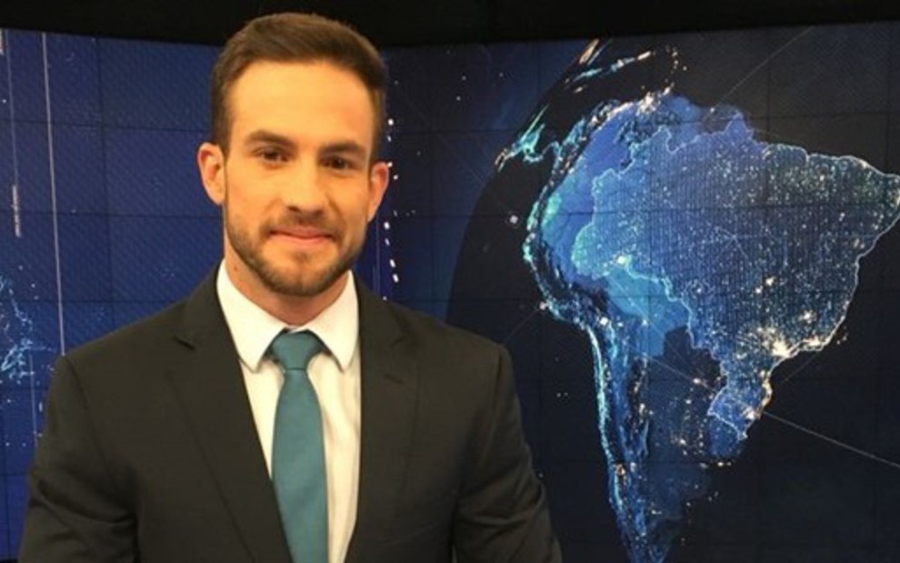 Daniel Adjuto na bancada do SBT Brasil; jornalista pode migrar para o entretenimento - REPRODUÇÃO/SBT