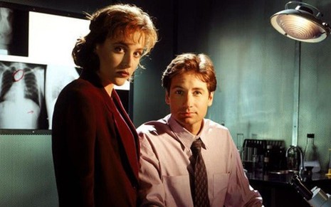 Os atores Gillian Anderson e David Duchovny em imagem da primeira temporada de Arquivo X - Divulgação/Fox