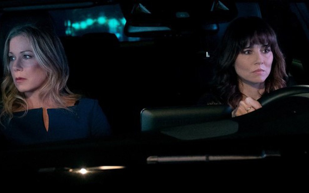 Christina Applegate e Linda Cardellini em cena da primeira temporada de Disque Amiga Para Matar - Divulgação/Netflix