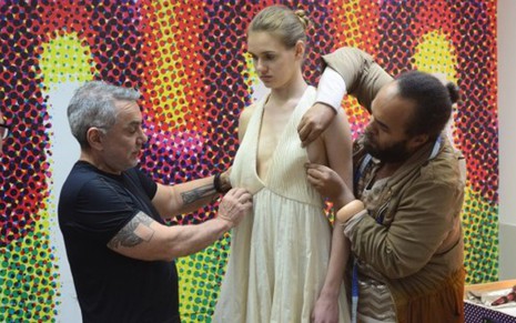 Lino Villaventura (de camiseta preta) ajuda competidor a preparar modelo para o reality show - Fotos: Divulgação/Lifetime