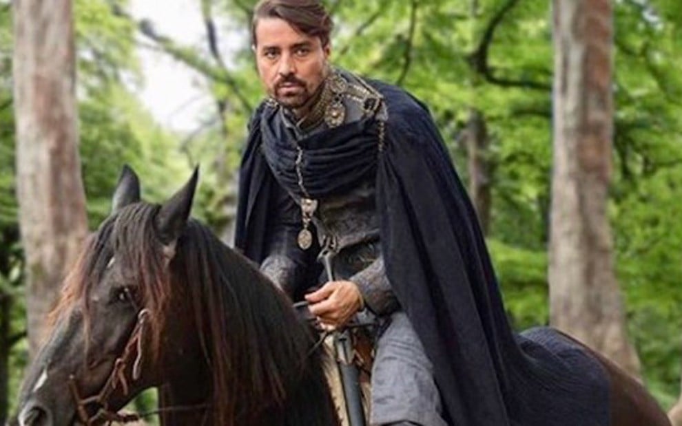 Ricardo Pereira cavalga em cena de Deus Salve o Rei; dublê do ator caiu do cavalo e precisa de cirurgia - REPRODUÇÃO/TV GLOBO