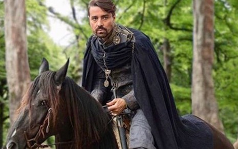 Ricardo Pereira cavalga em cena de Deus Salve o Rei; dublê do ator caiu do cavalo e precisa de cirurgia - REPRODUÇÃO/TV GLOBO
