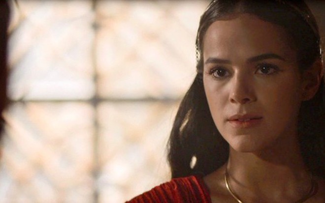 Catarina (Bruna Marquezine) não conseguirá esconder espanto ao ver a rival viva no castelo - Reprodução/TV Globo