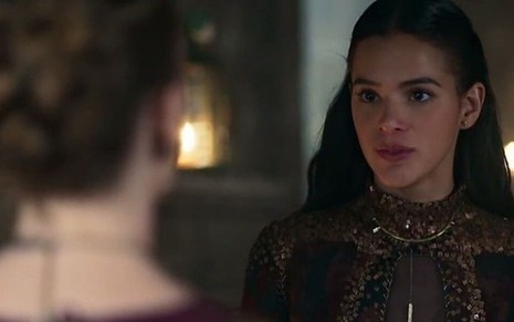 Catarina (Bruna Marquezine) em cena da novela; vilã descobrirá que não tem sangue nobre - Reprodução/TV Globo