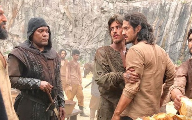 José Fidalgo, Vinícius Redd, Romulo Estrela e Caio Blat em cena na pedreira da novela das sete - Marcelo Martins/TV Globo