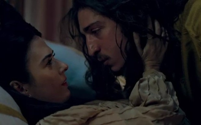 Tatá Werneck (Lucrécia) e Johnny Massaro (Rodolfo) no capítulo de sexta (9) da novela - Reprodução/TV Globo