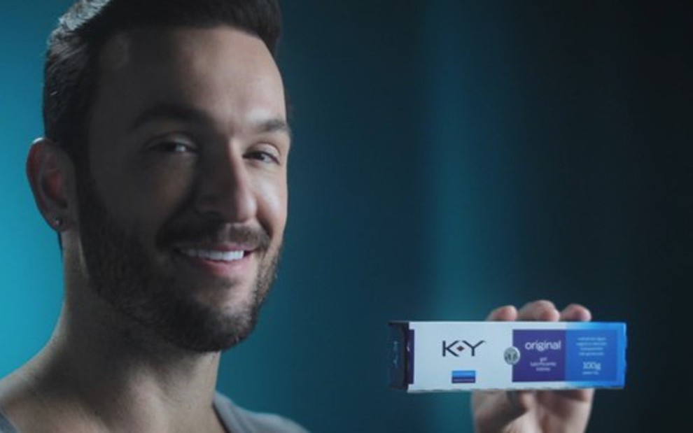 Diego Hypólito em cena de vídeo da campanha publicitária da K-Y